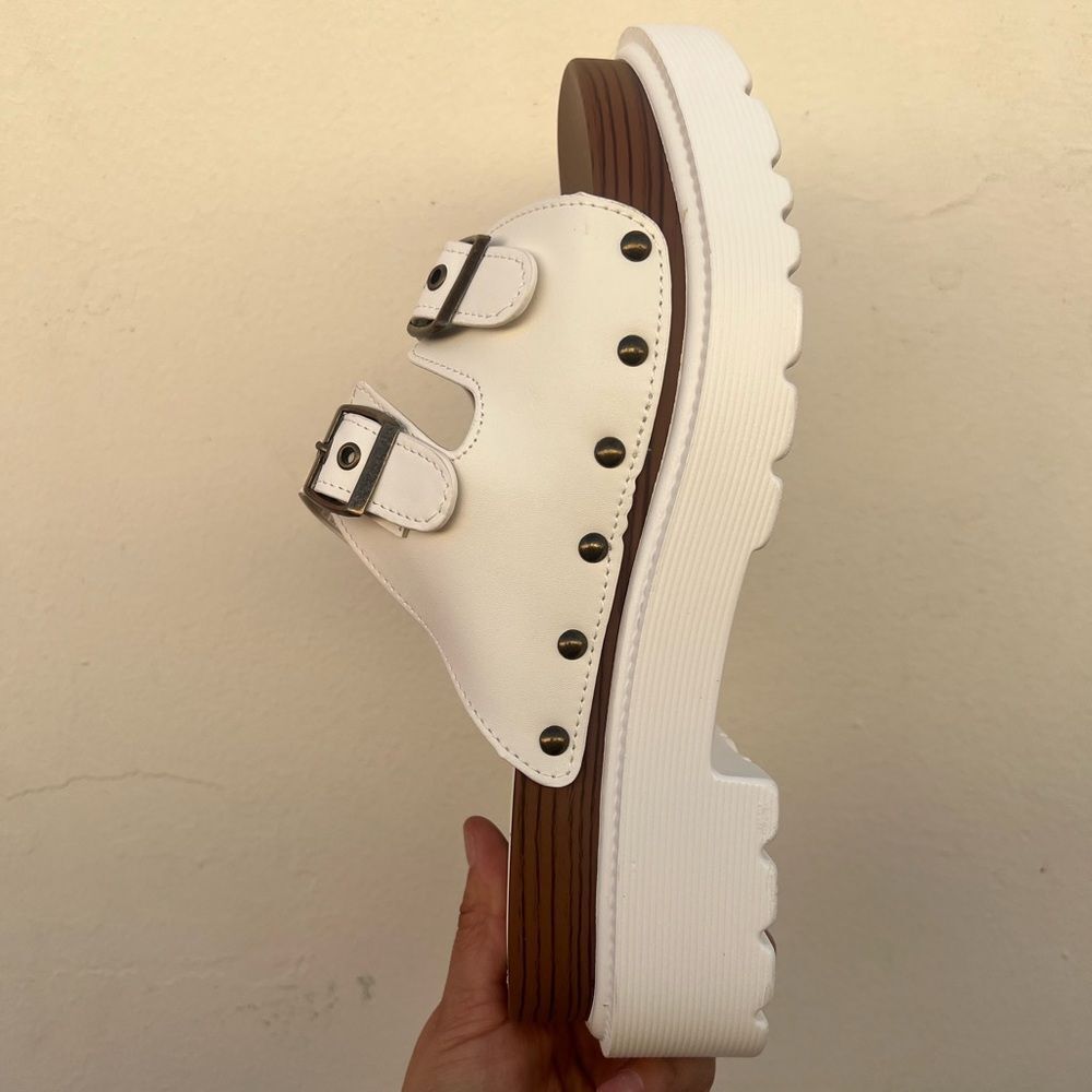White Sandals Sleek Design Comfortable Fit - Picture 4 of 5